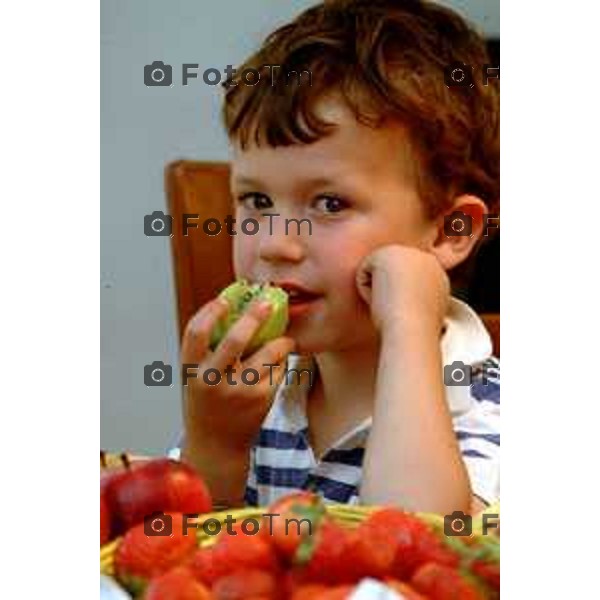 Nella foto: Bergamo Bambini con la frutta (libera pubblicazione liberatoria genitori) foto Tiziano Manzoni-Bergamo