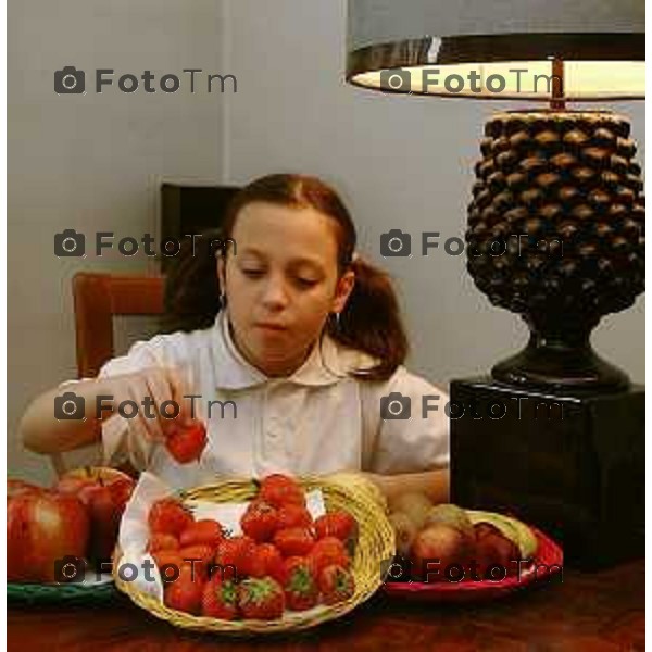 Nella foto: Bergamo Bambini con la frutta (libera pubblicazione liberatoria genitori) foto Tiziano Manzoni-Bergamo