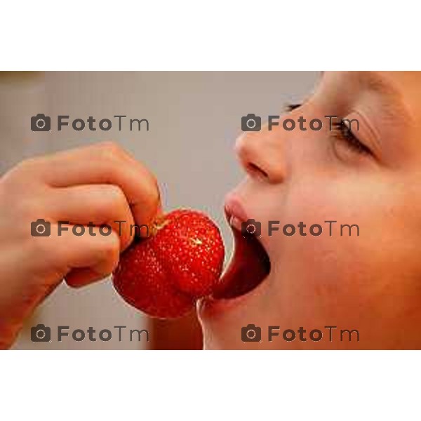 Nella foto: Bergamo Bambini con la frutta (libera pubblicazione liberatoria genitori) foto Tiziano Manzoni-Bergamo