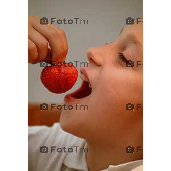 Nella foto: Bergamo Bambini con la frutta (libera pubblicazione liberatoria genitori) foto Tiziano Manzoni-Bergamo