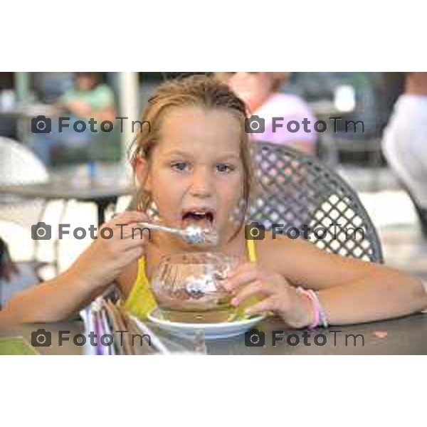 BERGAMO IMMAGINI DI GELATO GELATERIE CONI GELATO PRODUZIONE GELATO foto Tiziano Manzoni© fotogramma Bergamo