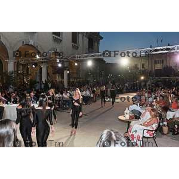 Foto Manzoni Tiziano/LaPresse 20-7--2023 Bergamo Italia - Cronaca - Miss Capitale della Cultura Bergamo Brescia nella serata di ieri, giovedì 20 luglio, quando nella cornice di Piazza Dante in occasione di una semi-inaugurazione del Balzer Globe, Numero 35 Corna Valeria presezzo