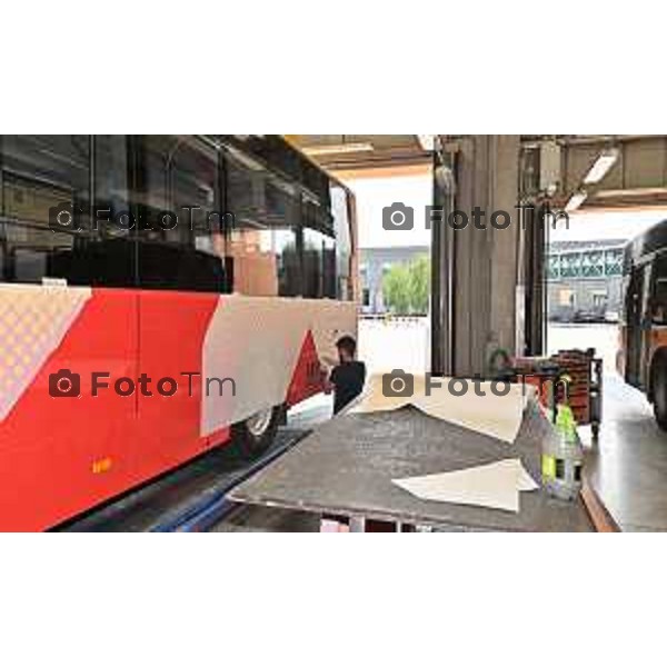 Foto Manzoni Tiziano/LaPresse 25-07-2023Bergamo Italia - Cronaca - Bergamo ATB officina riparazione pulman e carrozzeria con dirigenti