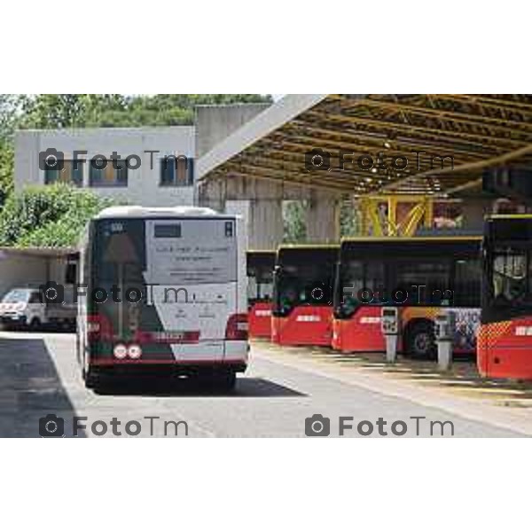 Foto Manzoni Tiziano/LaPresse 25-07-2023Bergamo Italia - Cronaca - Bergamo ATB officina riparazione pulman e carrozzeria con dirigenti