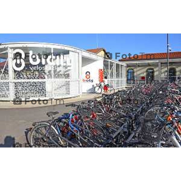 Foto Tiziano Manzoni/Lapresse 26-7- 2032 Bergamo Bergamo Italia Cronaca Bergamo Velostazione fronte piazzale marcon