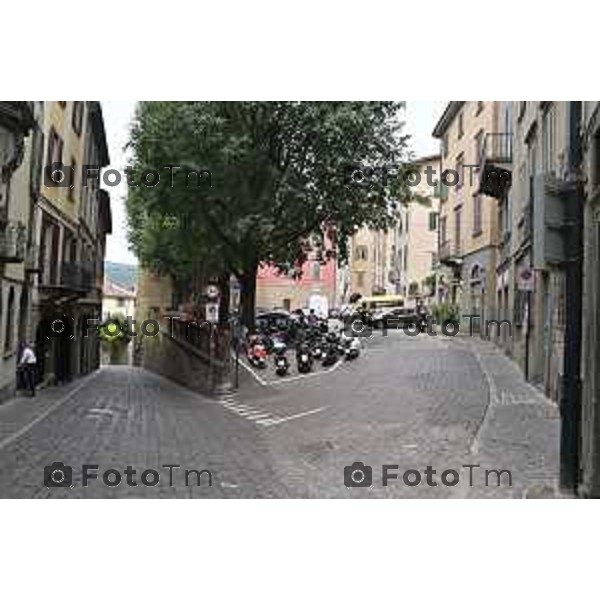 Foto Manzoni Tiziano/LaPresse 4-07-2023Bergamo Italia - Cronaca -Bergamo nuova mobilità di Città Alta piazza mercato del fieno