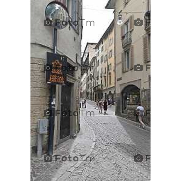 Foto Manzoni Tiziano/LaPresse 4-07-2023Bergamo Italia - Cronaca -Bergamo nuova mobilità di Città Alta piazza mercato del fieno ztl