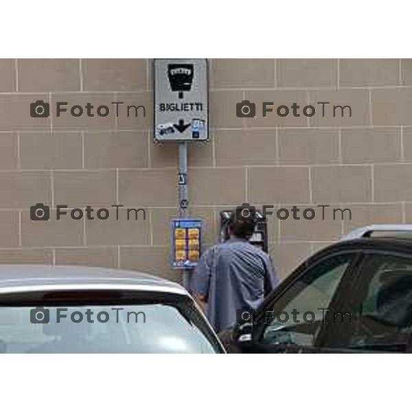 Foto Manzoni Tiziano/LaPresse 4-07-2023Bergamo Italia - Cronaca -Bergamo nuova mobilità di Città Alta piazza mercato del fieno parcheggio pagamento ticket