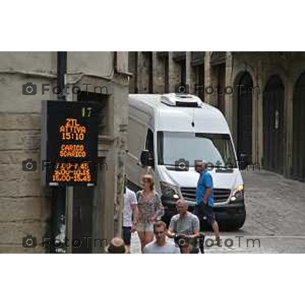 Foto Manzoni Tiziano/LaPresse 4-07-2023Bergamo Italia - Cronaca -Bergamo nuova mobilità di Città Alta piazza mercato del fieno ztl carico scarico