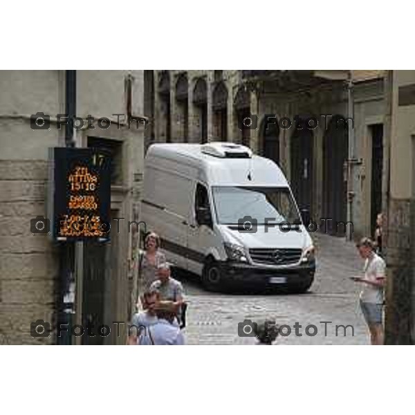 Foto Manzoni Tiziano/LaPresse 4-07-2023Bergamo Italia - Cronaca -Bergamo nuova mobilità di Città Alta piazza mercato del fieno ztl carico scarico