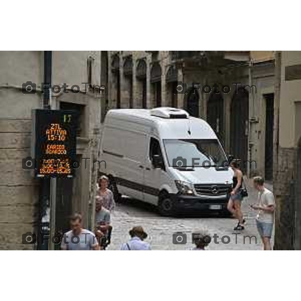 Foto Manzoni Tiziano/LaPresse 4-07-2023Bergamo Italia - Cronaca -Bergamo nuova mobilità di Città Alta piazza mercato del fieno ztl carico scarico