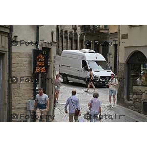 Foto Manzoni Tiziano/LaPresse 4-07-2023Bergamo Italia - Cronaca -Bergamo nuova mobilità di Città Alta piazza mercato del fieno ztl carico scarico