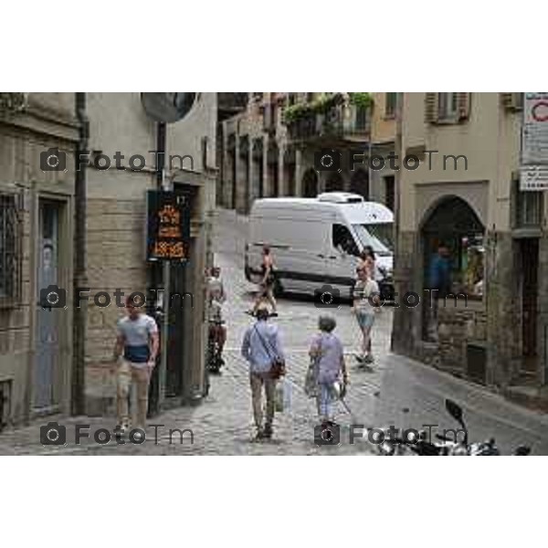 Foto Manzoni Tiziano/LaPresse 4-07-2023Bergamo Italia - Cronaca -Bergamo nuova mobilità di Città Alta piazza mercato del fieno ztl carico scarico