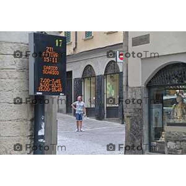 Foto Manzoni Tiziano/LaPresse 4-07-2023Bergamo Italia - Cronaca -Bergamo nuova mobilità di Città Alta piazza mercato del fieno Ztl