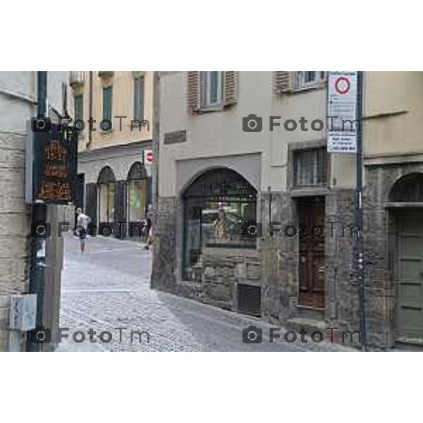 Foto Manzoni Tiziano/LaPresse 4-07-2023Bergamo Italia - Cronaca -Bergamo nuova mobilità di Città Alta piazza mercato del fieno Ztl