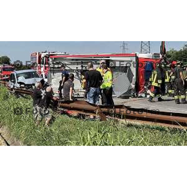 Foto Manzoni Tiziano/LaPresse 10-07-2023 Bergamo Italia - Cronaca - Romano di Lombardia scontro fra mezzo Vigili del fuoco e autovettura