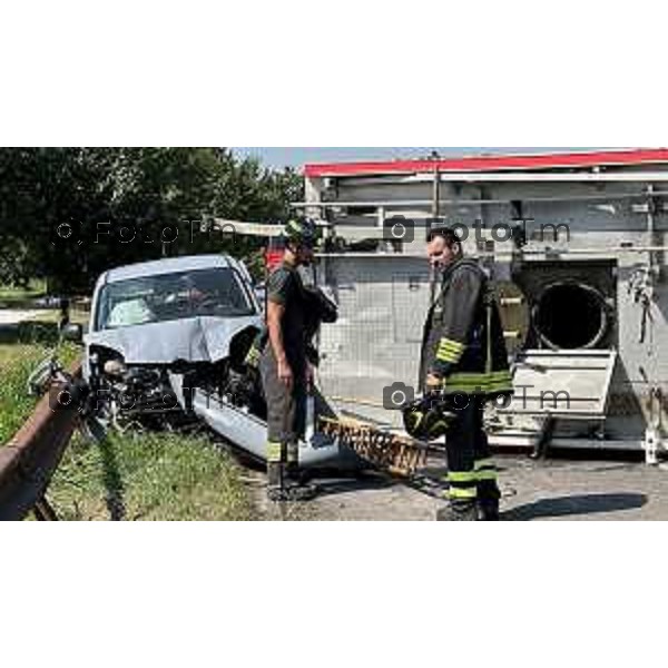 Foto Manzoni Tiziano/LaPresse 10-07-2023 Bergamo Italia - Cronaca - Romano di Lombardia scontro fra mezzo Vigili del fuoco e autovettura