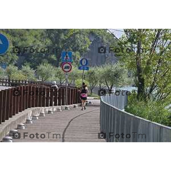 Foto Manzoni Tiziano/LaPresse 1-8-2023 Bergamo Italia - Cronaca -Riva di solto borgn passeggiata e ciclabile lungo lago