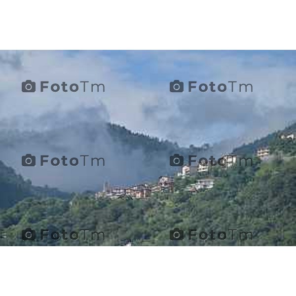 Foto Manzoni Tiziano/LaPresse 1-8-2023 Bergamo Italia - Cronaca -Riva di solto borgn passeggiata e ciclabile lungo lago