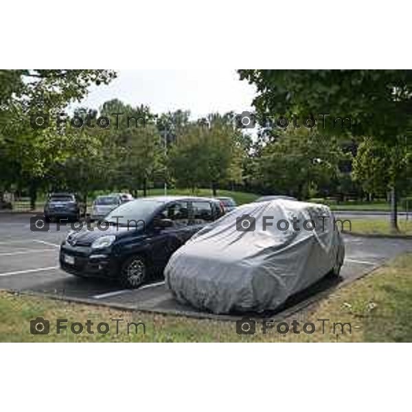 Tiziano Manzoni/LaPresse 17-08- 2023 Bergamo, Italia Cronaca BergamoBariano parcheggio auto danneggiate