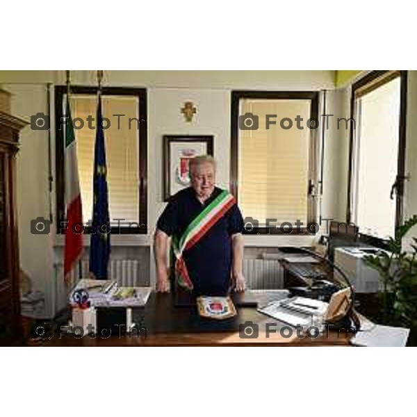 Tiziano Manzoni/LaPresse 22-08- 2023 Bergamo, Italia Cronaca Per festeggiare il 70esimo compleanno dell\'illustre “concittadino acquisito”, l\'Amministrazione comunale e il sindaco Angelo Migliorati hanno deciso di omaggiare Mollica con la fascia tricolore, che il giornalista indosserà per 24 ore. NELLA FOTO il giornalista Vincenzo Mollica