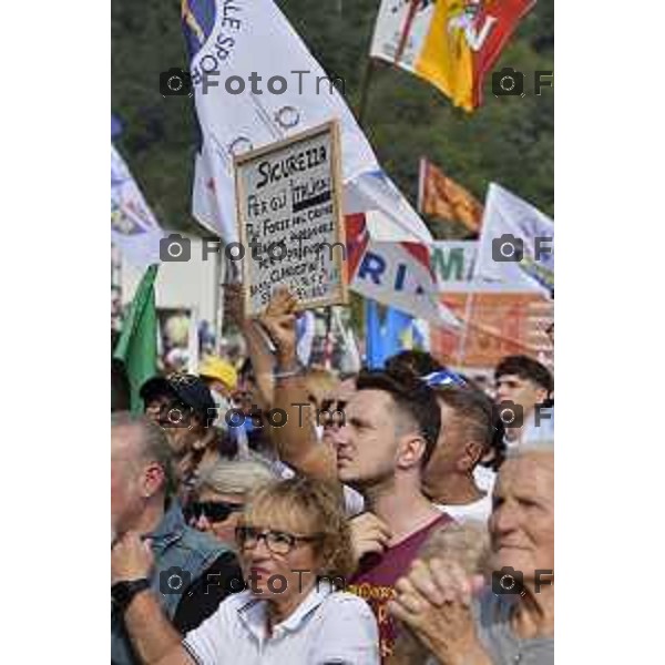 Tiziano Manzoni/LaPresse 17-09- 2023 Bergamo, Italia Cronaca Bergamo Bergamo manifestazione Pontida sul palco Matteo Salvini e Marine Le Pen