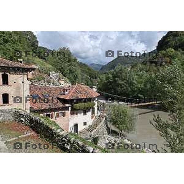 Foto Manzoni Tiziano/LaPresse 22-9-2023 Bergamo Italia - Cronaca - Clanezzo Bg Il fiume Brembo il ponte e il porto ristrutturato