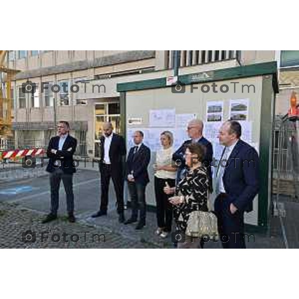 Foto Manzoni Tiziano/LaPresse 27-9-2023 Bergamo Italia - Cronaca - Ponte San Pietro Cantiere dell\'Ospedale e Casa di Comunità di Ponte San Pietro, alla presenza dell\'Assessore Regionale alle Infrastrutture e Opere Pubbliche, Claudia Maria Terzi. Dir Ast Bg Oveste Assemberg e Pirola e ingegner