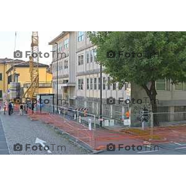 Foto Manzoni Tiziano/LaPresse 27-9-2023 Bergamo Italia - Cronaca - Ponte San Pietro Cantiere dell\'Ospedale e Casa di Comunità di Ponte San Pietro, alla presenza dell\'Assessore Regionale alle Infrastrutture e Opere Pubbliche, Claudia Maria Terzi. Dir Ast Bg Oveste Assemberg e Pirola e ingegner