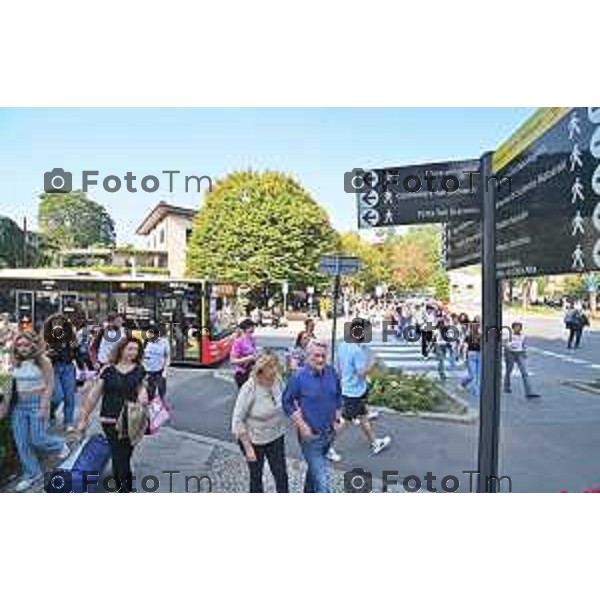 Foto Manzoni Tiziano/LaPresse 02-10-2023 Bergamo Italia - Cronaca - Bergamo Città Alta TURISTI CINESI GIAPPONESI PULMA COLLE APERTO INDICAZIONI CARTELLONISTICA INFO POINT