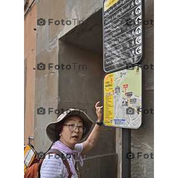 Foto Manzoni Tiziano/LaPresse 02-10-2023 Bergamo Italia - Cronaca - Bergamo Città Alta TURISTI CINESI GIAPPONESI PULMA COLLE APERTO INDICAZIONI CARTELLONISTICA INFO POINT