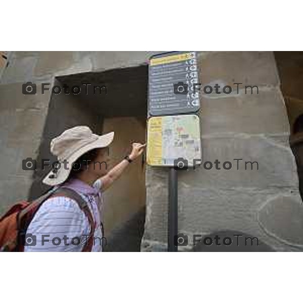 Foto Manzoni Tiziano/LaPresse 02-10-2023 Bergamo Italia - Cronaca - Bergamo Città Alta TURISTI CINESI GIAPPONESI PULMA COLLE APERTO INDICAZIONI CARTELLONISTICA INFO POINT