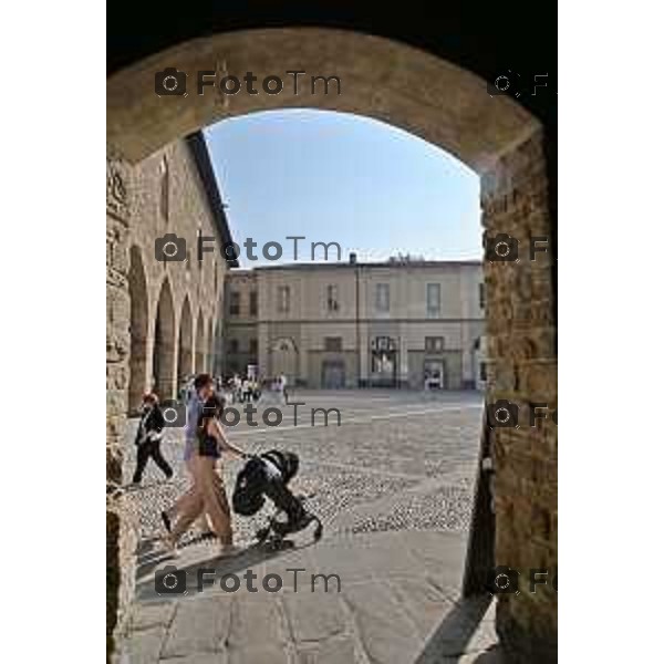 Foto Manzoni Tiziano/LaPresse 02-10-2023 Bergamo Italia - Cronaca - Bergamo Città Alta Piazza cittadella senza auto turisti gente