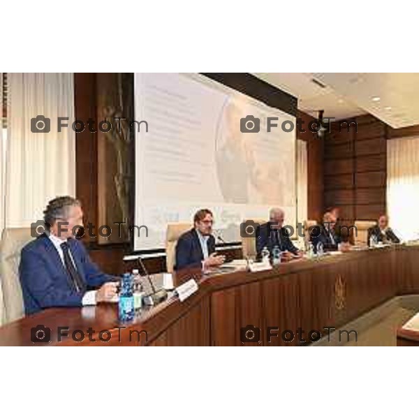 Foto Manzoni Tiziano/LaPresse 5-10-2023 Bergamo Italia - Cronaca - REGIONE LOMBARDIA E ASSOCIAZIONI DI CATEGORIA PROGRAMMANO IL FUTURO DEL COMMERCIO l’assessore lombardo allo Sviluppo Economico Guido Guidesi e i presidenti delle associazioni di categoria Carlo Sangalli (Confcommercio), Carlo Alberto Buttarelli (Federdistribuzione), Gianni Rebecchi (Confesercenti Lombardia) e il vicepresidente della Camera di Commercio Giovanni Zambonel