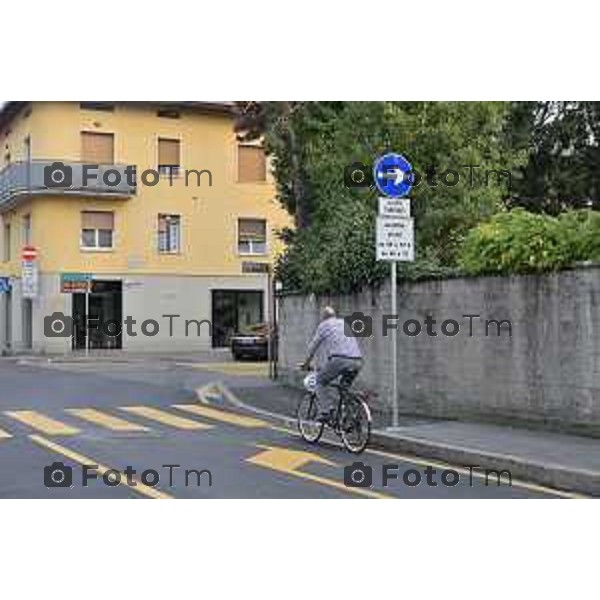 Tiziano Manzoni/LaPresse 6-10- 2023 Bergamo, Italia Cronaca Bergamo Nuova segnaletica stradale in via Bianzana e Serassi con corsia preferenziale autobus