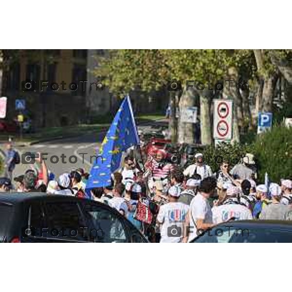 Foto Manzoni Tiziano/LaPresse 7-10-2023Bergamo Italia - Cronaca - Bergamo Centinaia di fan sono arrivati dalla Francia con striscioni, fumogeni e vessilli per il fine carriera di Pinot