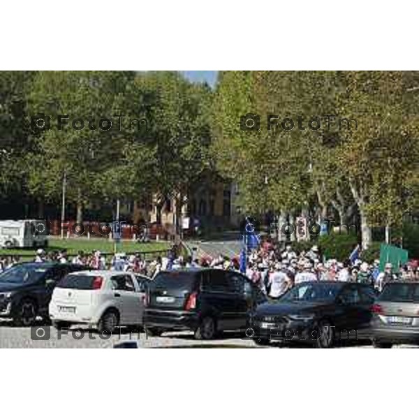 Foto Manzoni Tiziano/LaPresse 7-10-2023Bergamo Italia - Cronaca - Bergamo Centinaia di fan sono arrivati dalla Francia con striscioni, fumogeni e vessilli per il fine carriera di Pinot