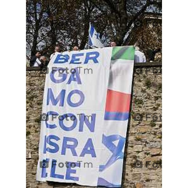 Foto Manzoni Tiziano/LaPresse 14-10-2023 Bergamo Italia - Cronaca - Bergamo Associazione Italia-Israele flashmob di solidarietà al popolo d\'Israele