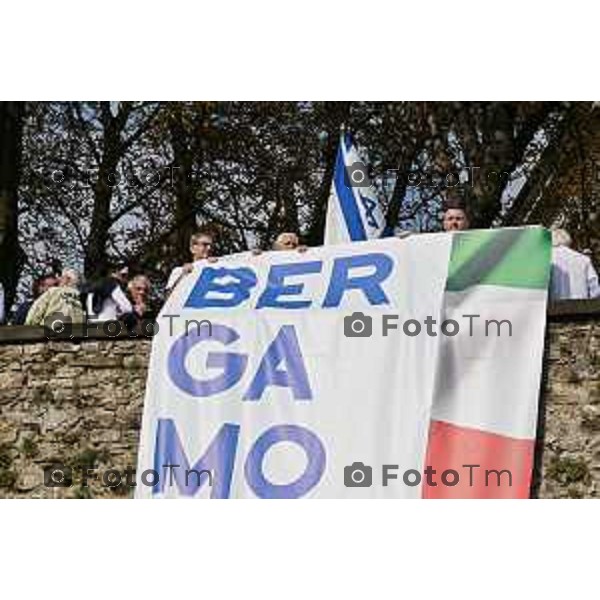 Foto Manzoni Tiziano/LaPresse 14-10-2023 Bergamo Italia - Cronaca - Bergamo Associazione Italia-Israele flashmob di solidarietà al popolo d\'Israele