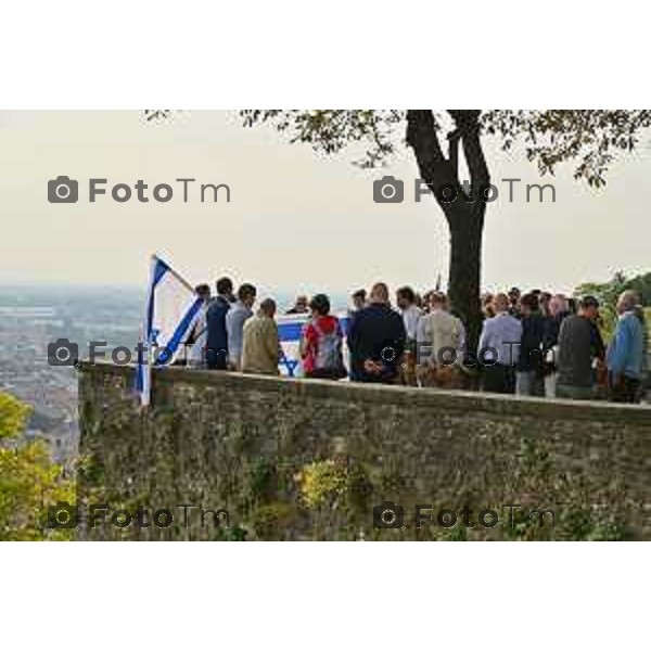 Foto Manzoni Tiziano/LaPresse 14-10-2023 Bergamo Italia - Cronaca - Bergamo Associazione Italia-Israele flashmob di solidarietà al popolo d\'Israele