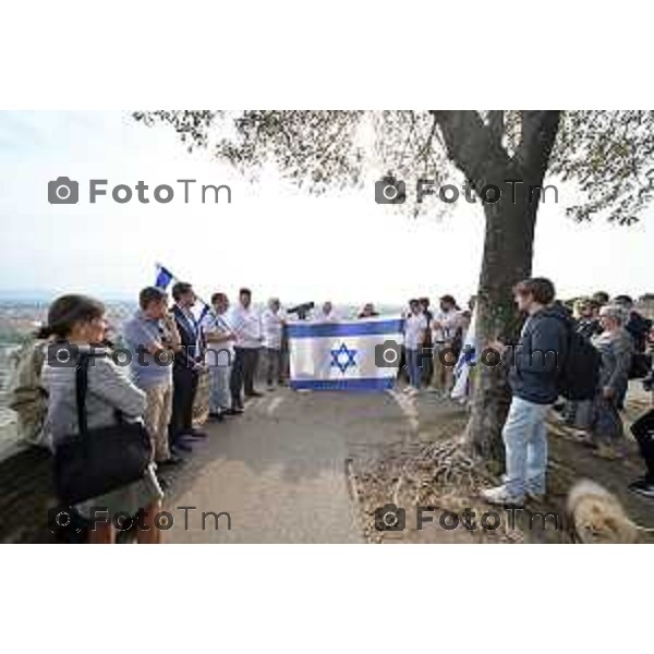 Foto Manzoni Tiziano/LaPresse 14-10-2023 Bergamo Italia - Cronaca - Bergamo Associazione Italia-Israele flashmob di solidarietà al popolo d\'Israele