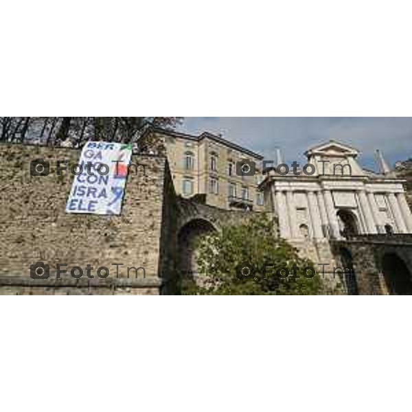 Foto Manzoni Tiziano/LaPresse 14-10-2023 Bergamo Italia - Cronaca - Bergamo Associazione Italia-Israele flashmob di solidarietà al popolo d\'Israele