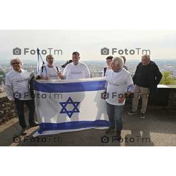 Foto Manzoni Tiziano/LaPresse 14-10-2023 Bergamo Italia - Cronaca - Bergamo Associazione Italia-Israele flashmob di solidarietà al popolo d\'Israele