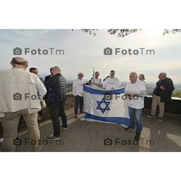 Foto Manzoni Tiziano/LaPresse 14-10-2023 Bergamo Italia - Cronaca - Bergamo Associazione Italia-Israele flashmob di solidarietà al popolo d\'Israele