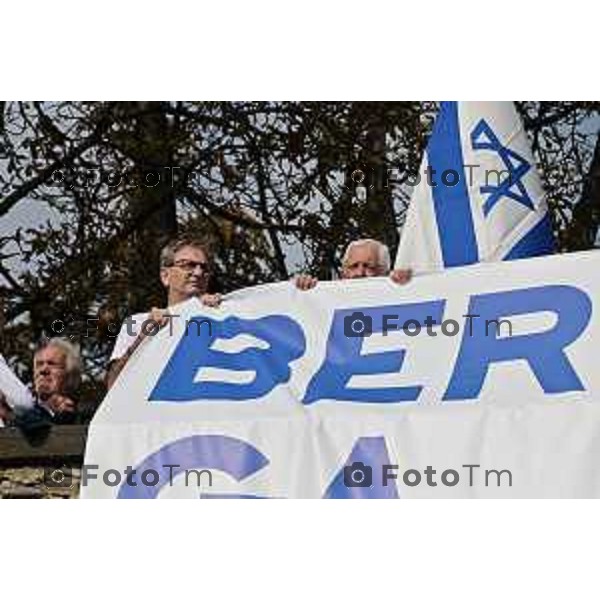 Foto Manzoni Tiziano/LaPresse 14-10-2023 Bergamo Italia - Cronaca - Bergamo Associazione Italia-Israele flashmob di solidarietà al popolo d\'Israele