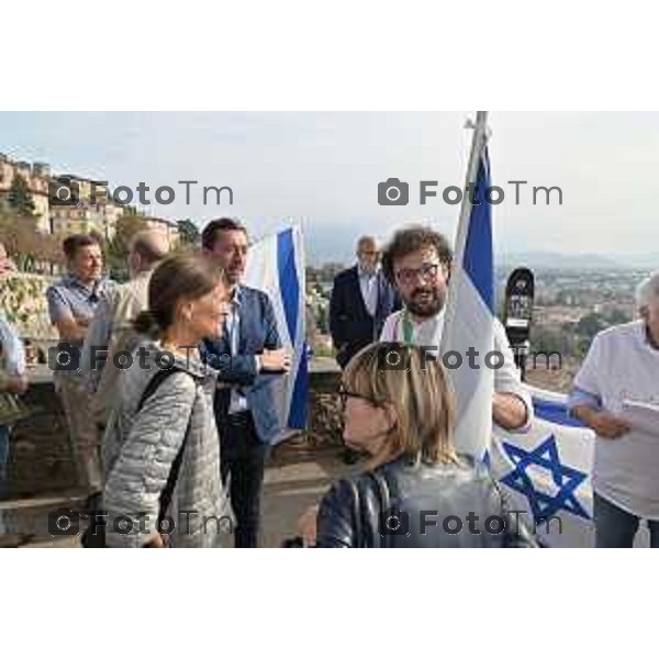 Foto Manzoni Tiziano/LaPresse 14-10-2023 Bergamo Italia - Cronaca - Bergamo Associazione Italia-Israele flashmob di solidarietà al popolo d\'Israele