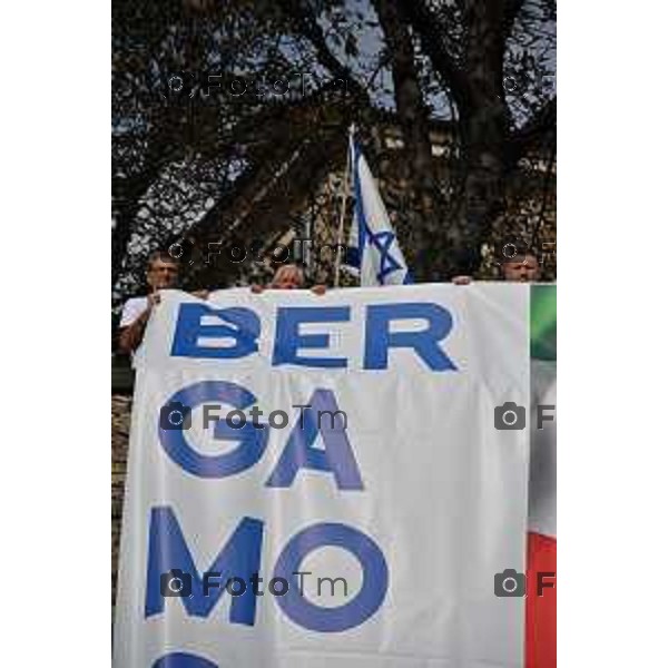 Foto Manzoni Tiziano/LaPresse 14-10-2023 Bergamo Italia - Cronaca - Bergamo Associazione Italia-Israele flashmob di solidarietà al popolo d\'Israele