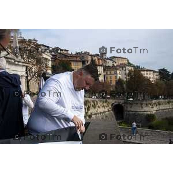 Foto Manzoni Tiziano/LaPresse 14-10-2023 Bergamo Italia - Cronaca - Bergamo Associazione Italia-Israele flashmob di solidarietà al popolo d\'Israele