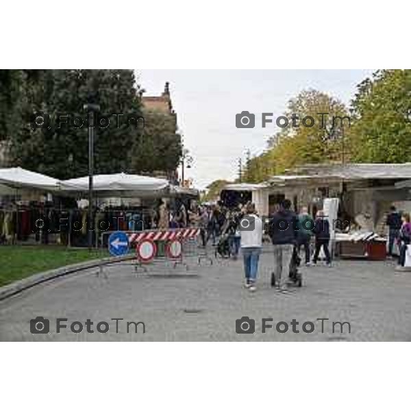 Foto Manzoni Tiziano/LaPresse 16-10-2023Bergamo Italia - Cronaca - Bergamo mercato fronte teatro