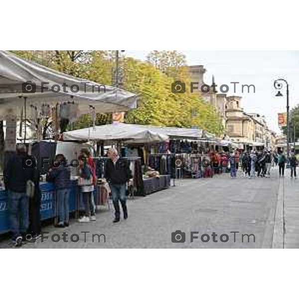 Foto Manzoni Tiziano/LaPresse 16-10-2023Bergamo Italia - Cronaca - Bergamo mercato fronte teatro